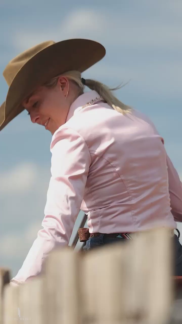 Load video: Naike Bell wears Ride Southerly shirts on her horse